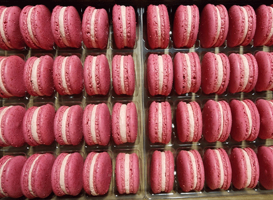 Strawberry-Macarons
